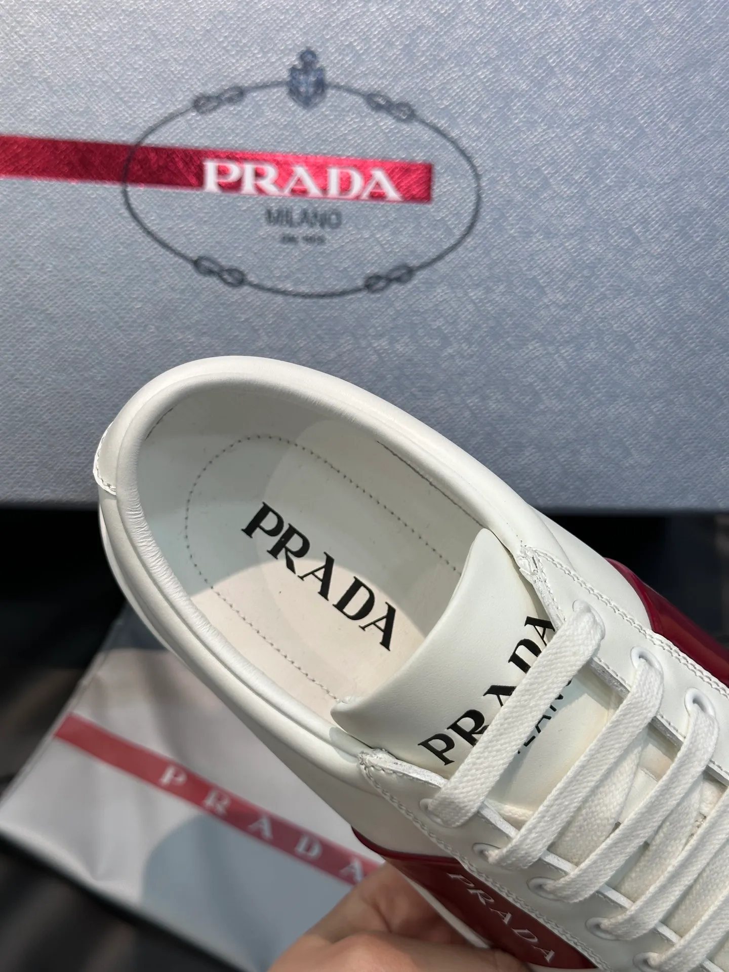 Men's shoes 💰p360 "Men's shoes 💰pRAD*" Prada's new high-end men's casual sports shoes. This leather sports shoe uses calfskin upper. The body of the shoe interprets the Prada letter brand logo from multiple angles. The brand logo is embellished on one side of the upper, all explaining the brand style. Sheepskin lining, lightweight, comfortable and durable! Size: 38-44